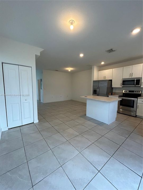 На продажу: $428,000 (3 спален, 3 ванн, 1328 Квадратных фут)