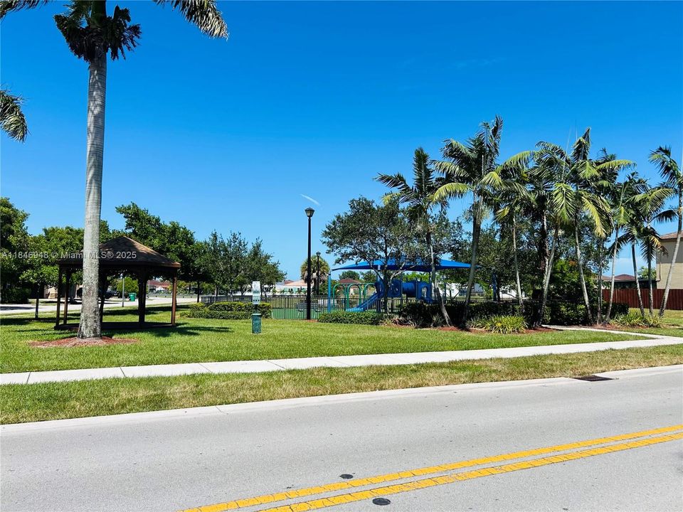 На продажу: $428,000 (3 спален, 3 ванн, 1328 Квадратных фут)