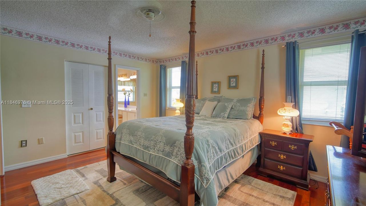 Под контрактом: $795,000 (4 спален, 2 ванн, 2522 Квадратных фут)