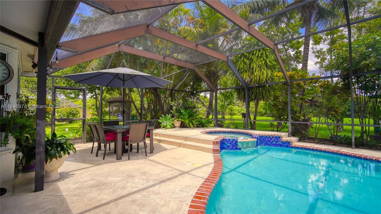 Под контрактом: $795,000 (4 спален, 2 ванн, 2522 Квадратных фут)