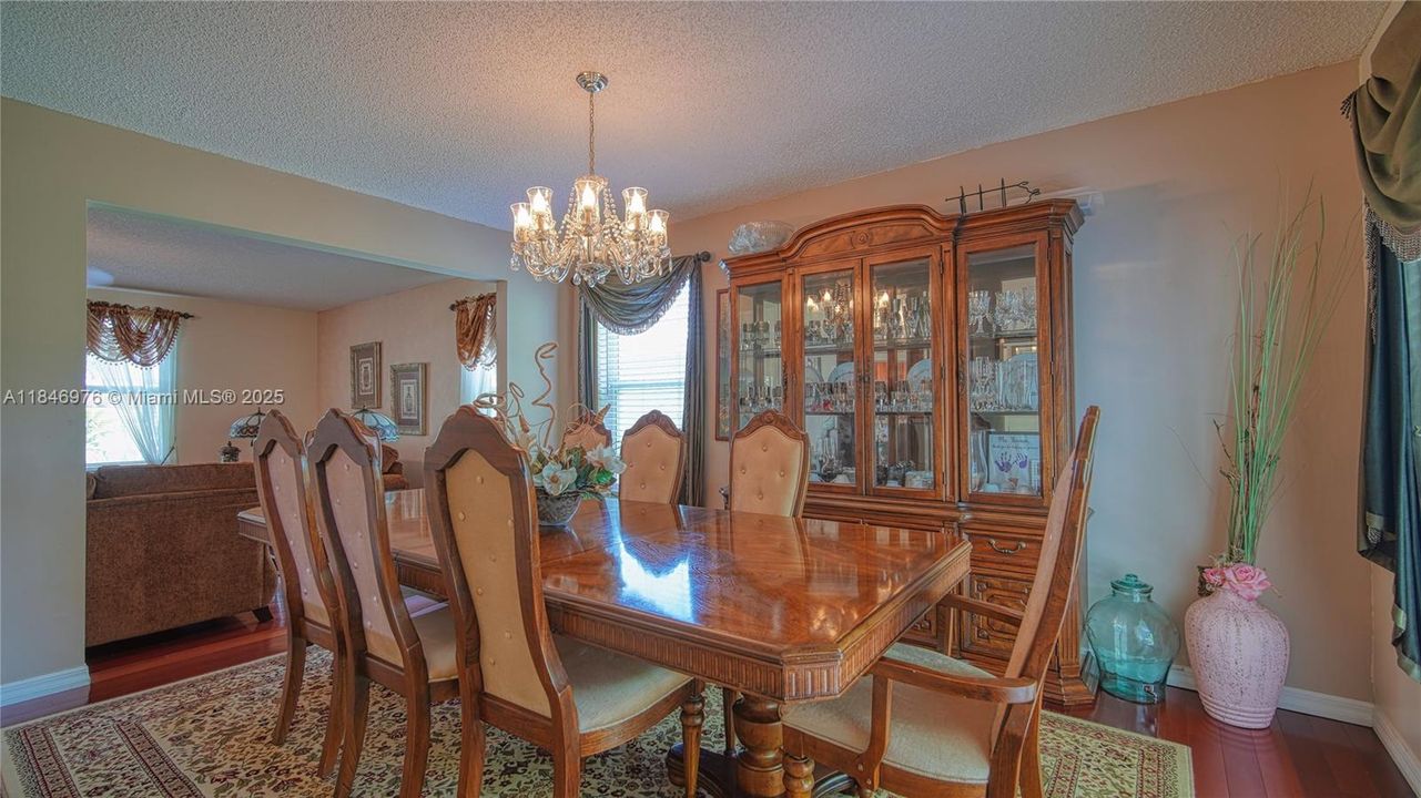 Под контрактом: $795,000 (4 спален, 2 ванн, 2522 Квадратных фут)