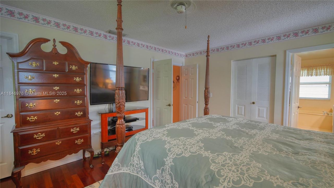 Под контрактом: $795,000 (4 спален, 2 ванн, 2522 Квадратных фут)