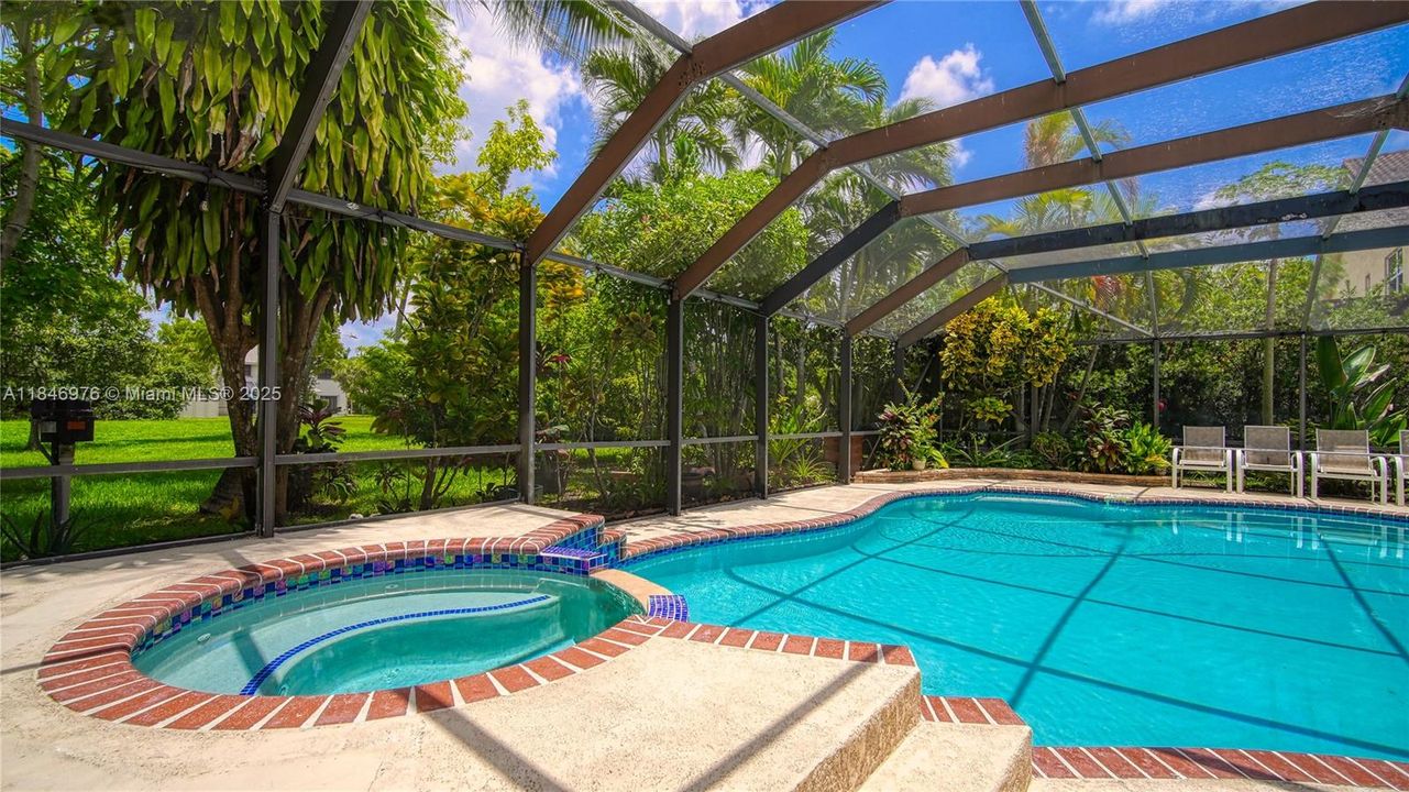 Под контрактом: $795,000 (4 спален, 2 ванн, 2522 Квадратных фут)