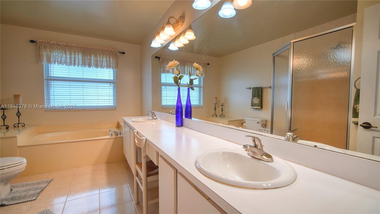 Под контрактом: $795,000 (4 спален, 2 ванн, 2522 Квадратных фут)