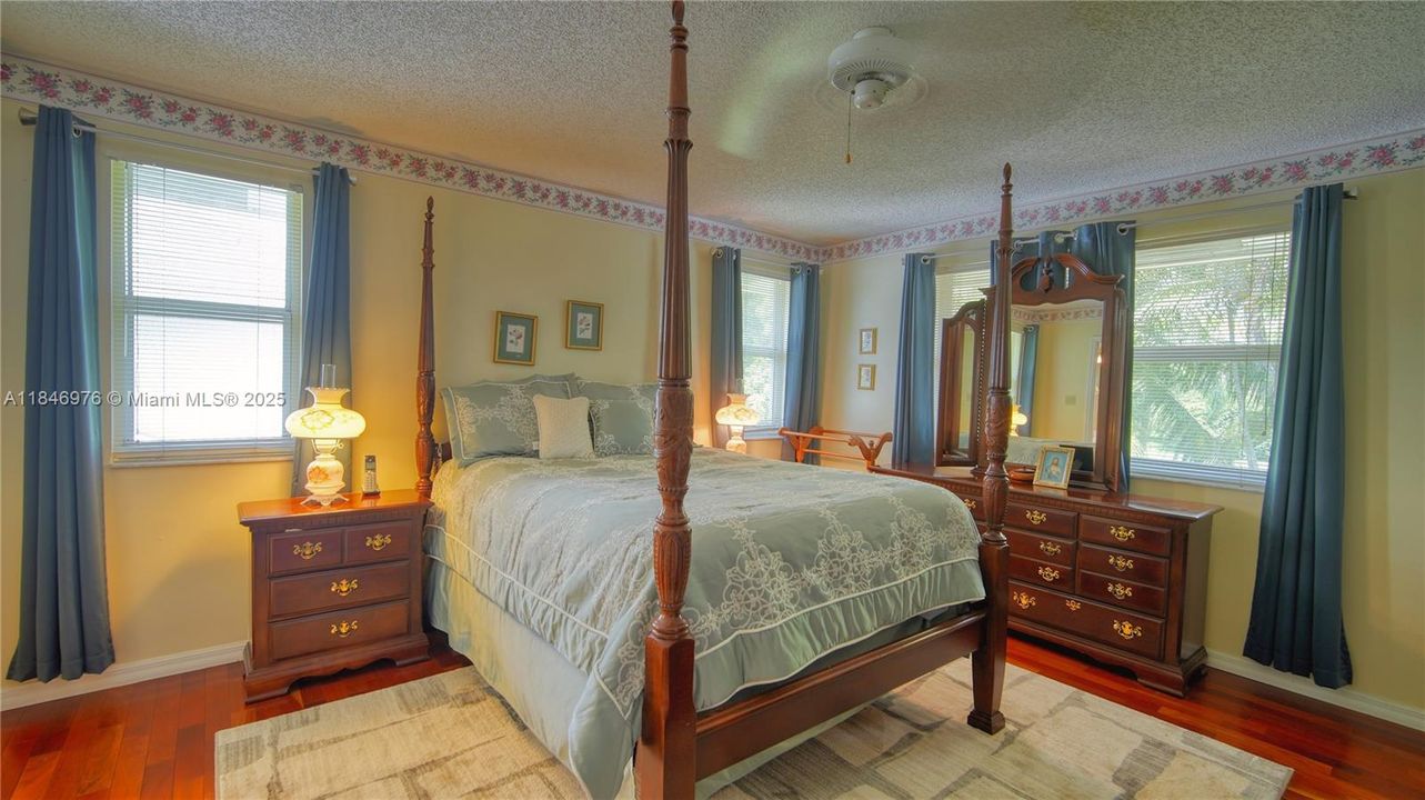 Под контрактом: $795,000 (4 спален, 2 ванн, 2522 Квадратных фут)