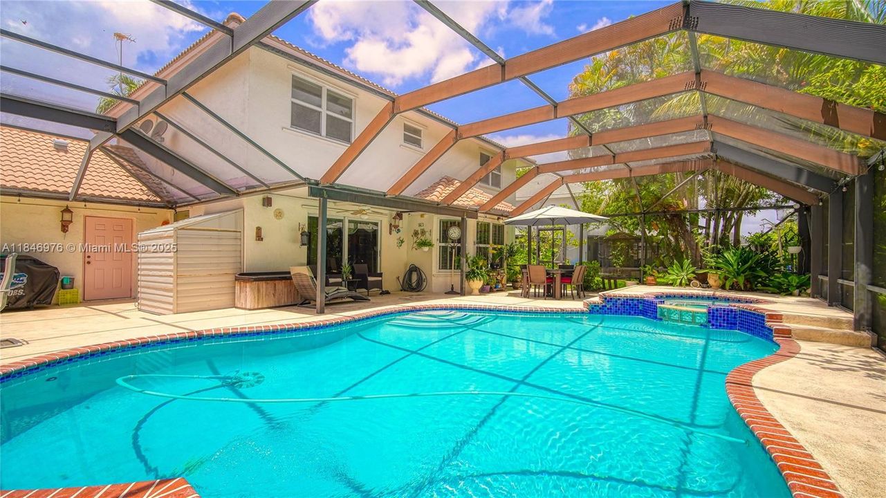 Под контрактом: $795,000 (4 спален, 2 ванн, 2522 Квадратных фут)