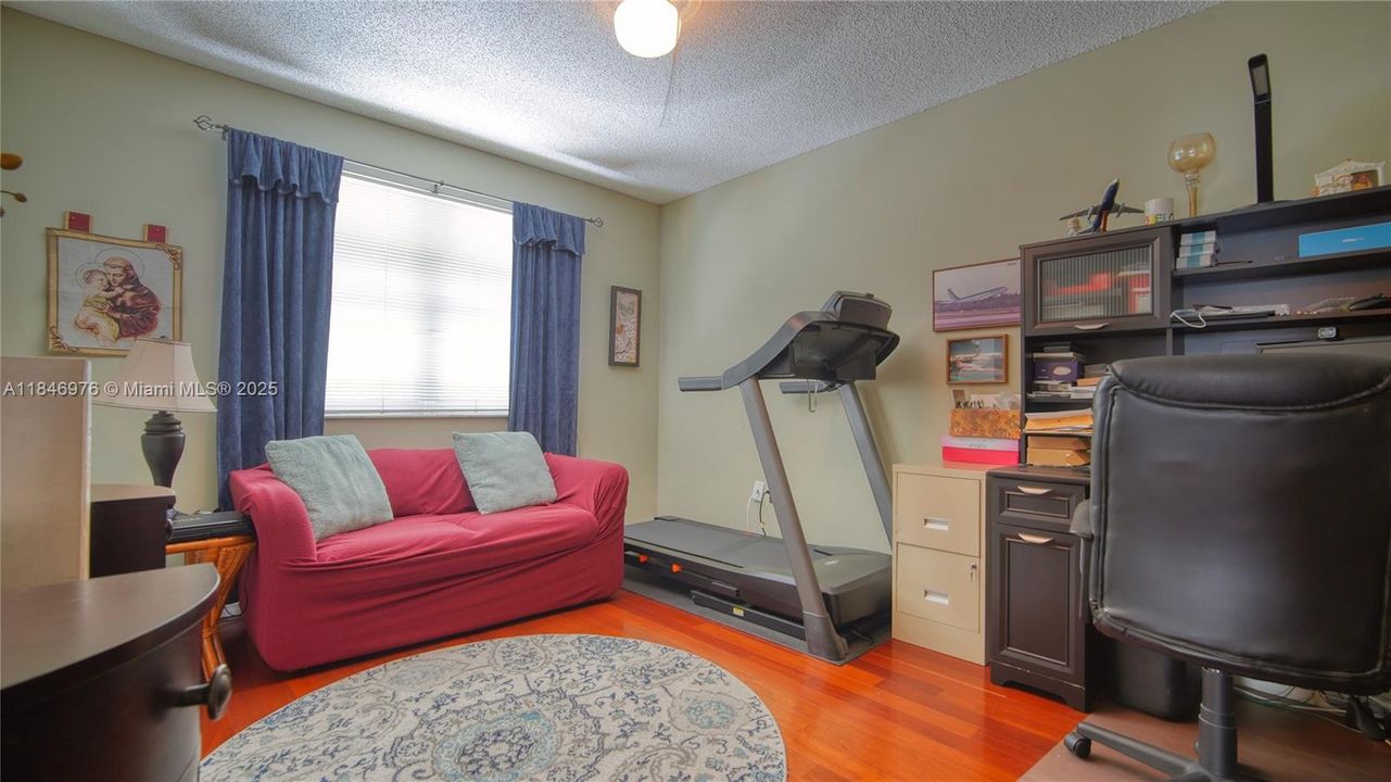 Под контрактом: $795,000 (4 спален, 2 ванн, 2522 Квадратных фут)