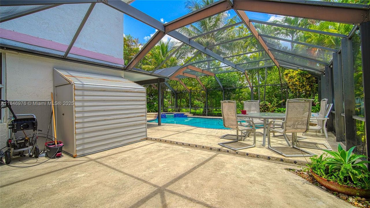 Под контрактом: $795,000 (4 спален, 2 ванн, 2522 Квадратных фут)