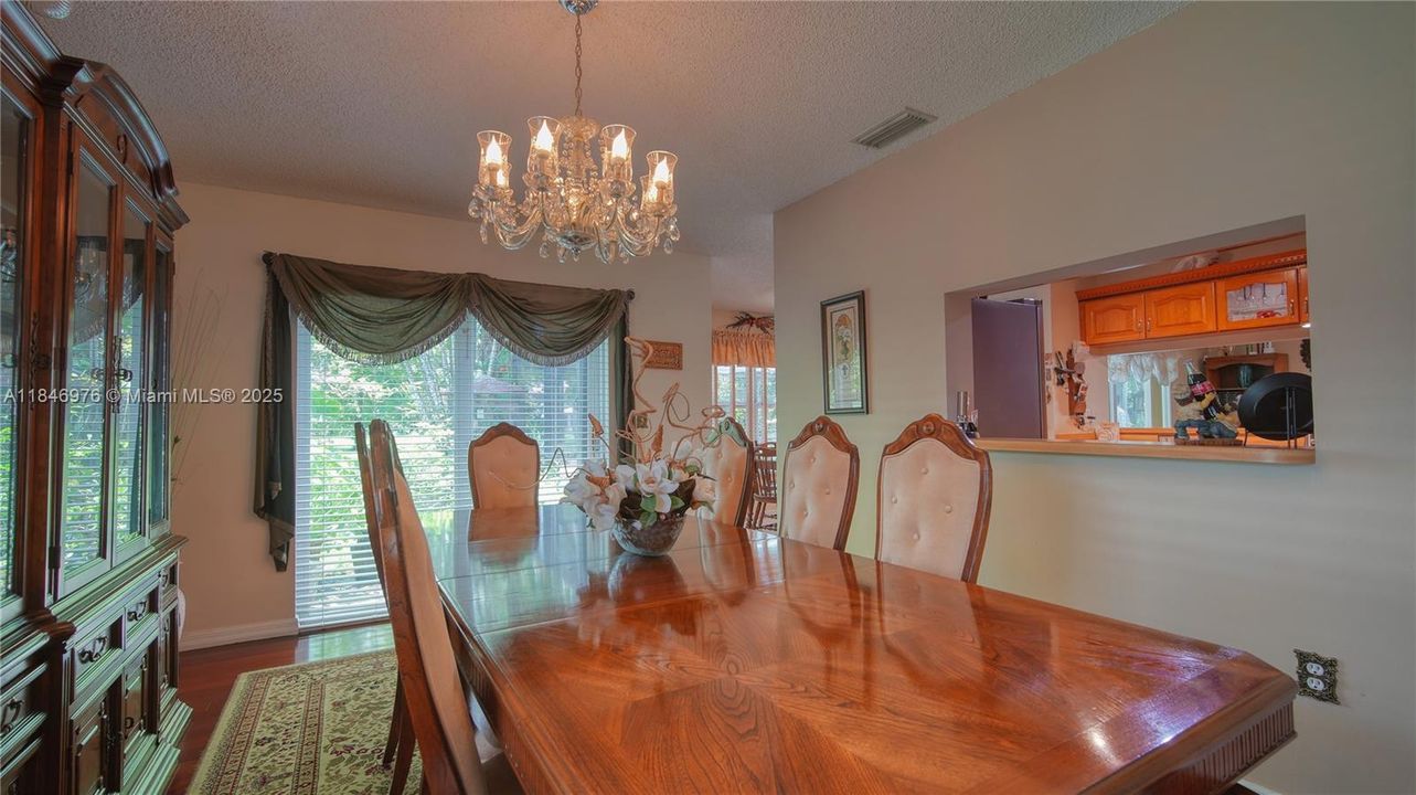 Под контрактом: $795,000 (4 спален, 2 ванн, 2522 Квадратных фут)