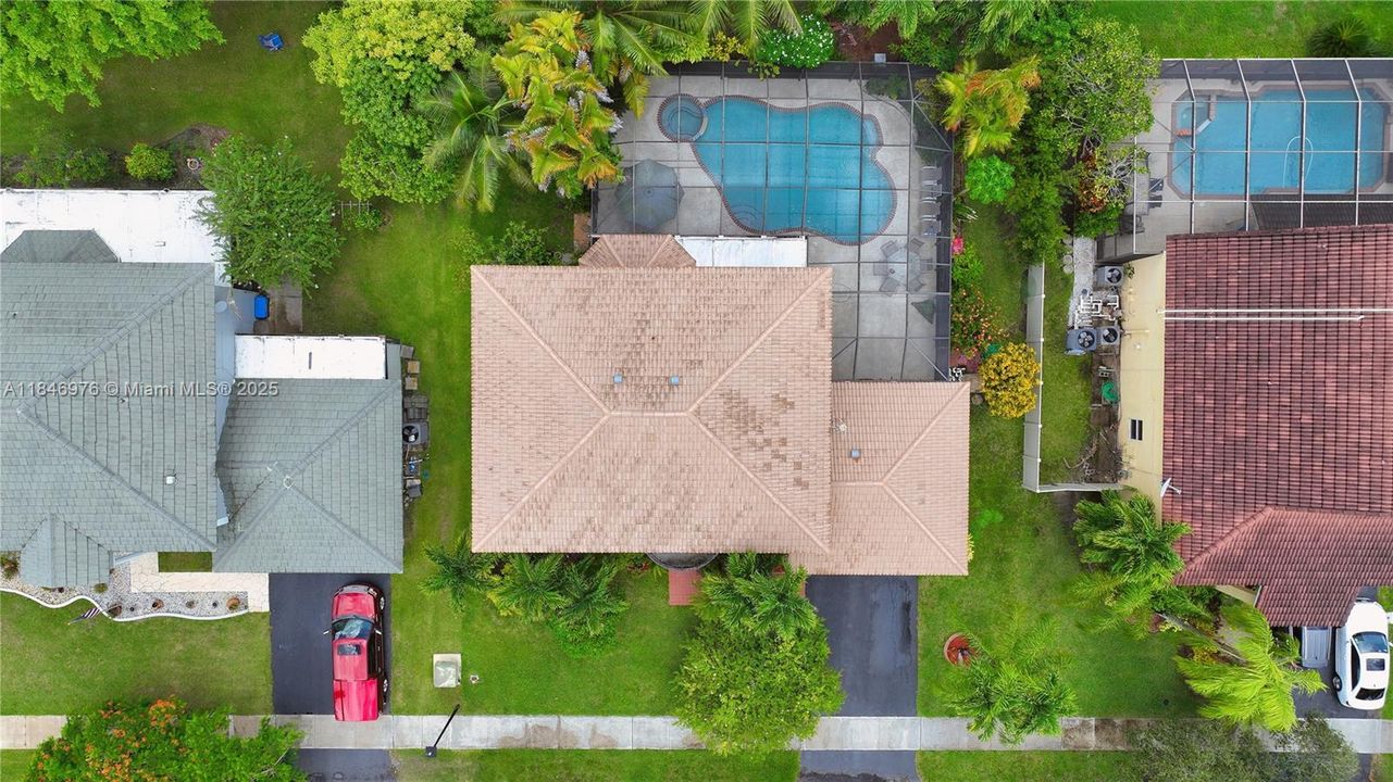 Под контрактом: $795,000 (4 спален, 2 ванн, 2522 Квадратных фут)