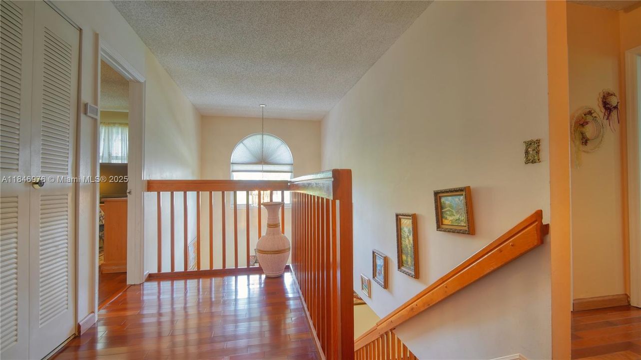 Под контрактом: $795,000 (4 спален, 2 ванн, 2522 Квадратных фут)