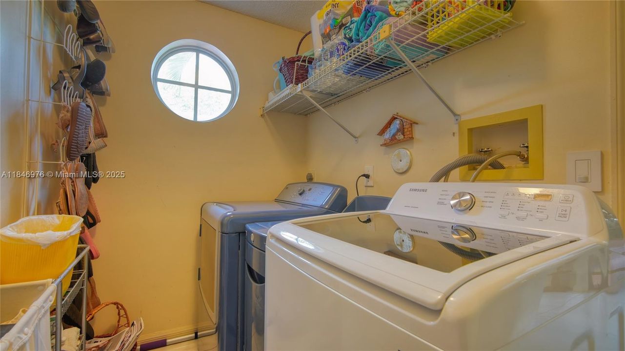 Под контрактом: $795,000 (4 спален, 2 ванн, 2522 Квадратных фут)