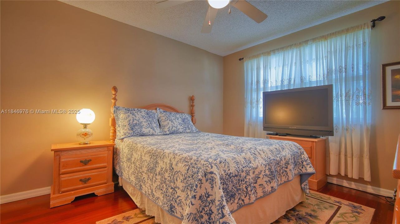 Под контрактом: $795,000 (4 спален, 2 ванн, 2522 Квадратных фут)