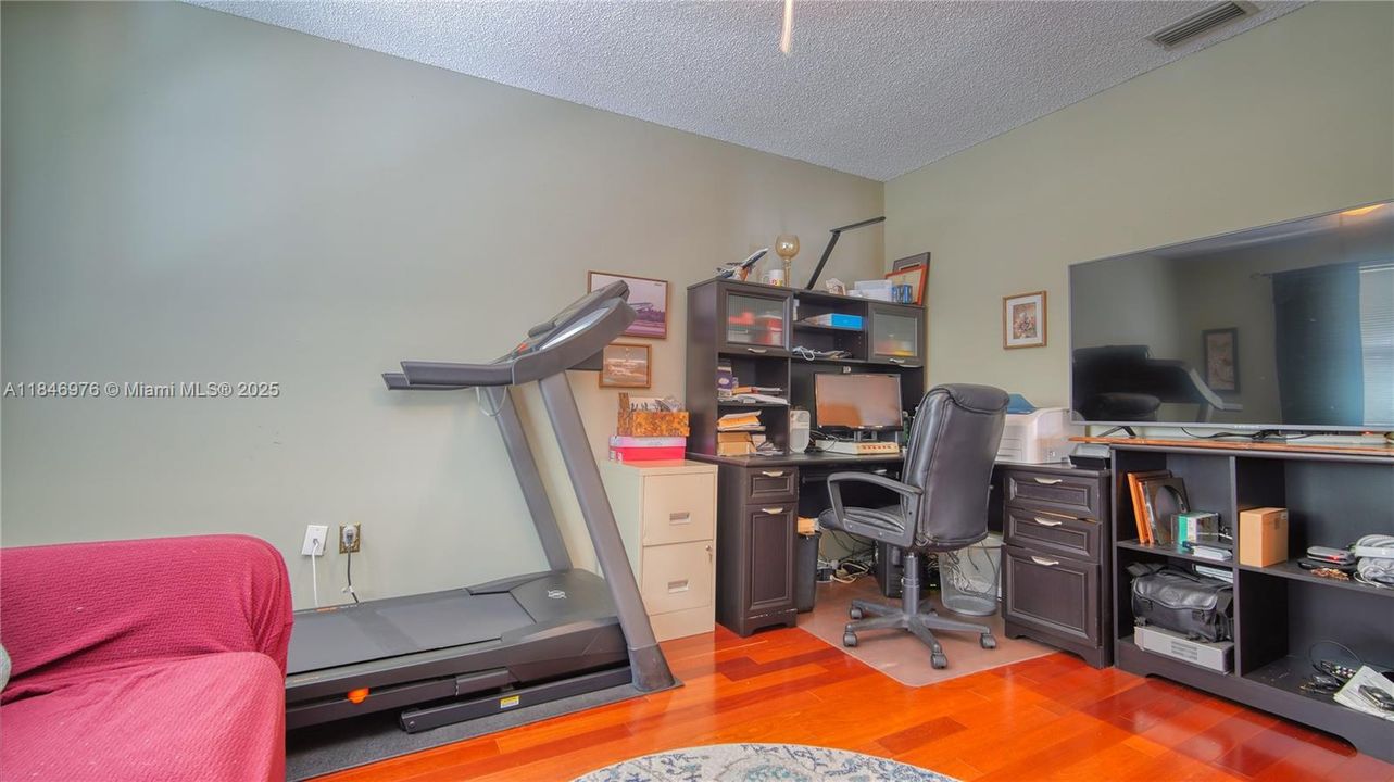 Под контрактом: $795,000 (4 спален, 2 ванн, 2522 Квадратных фут)