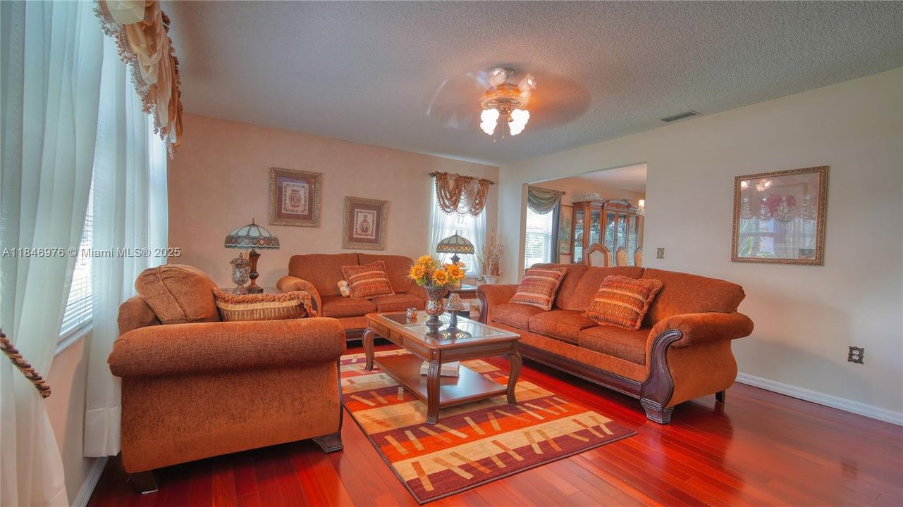 Под контрактом: $795,000 (4 спален, 2 ванн, 2522 Квадратных фут)