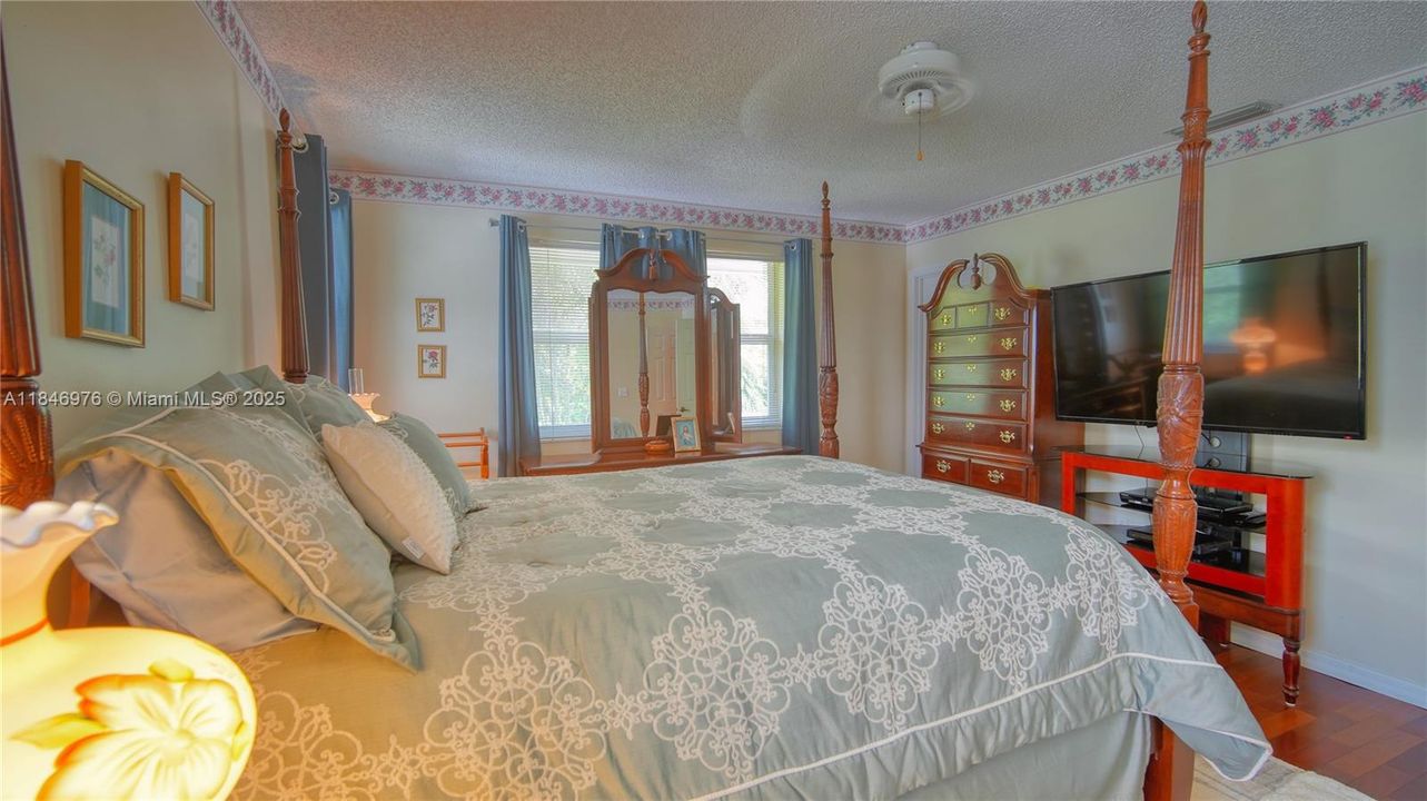 Под контрактом: $795,000 (4 спален, 2 ванн, 2522 Квадратных фут)