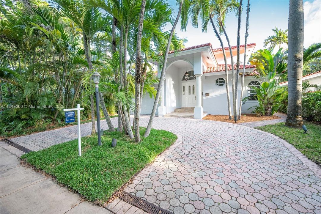 Recientemente alquilado: $13,800 (4 camas, 4 baños, 2689 Pies cuadrados)