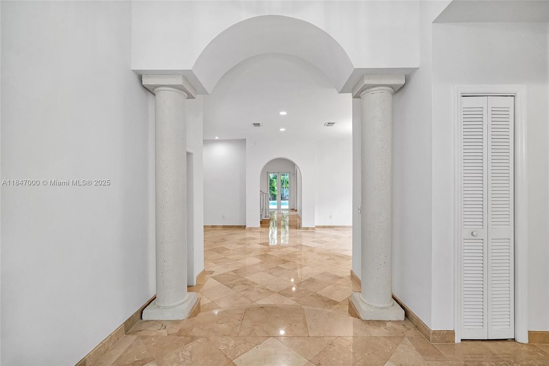 Recientemente alquilado: $13,800 (4 camas, 4 baños, 2689 Pies cuadrados)