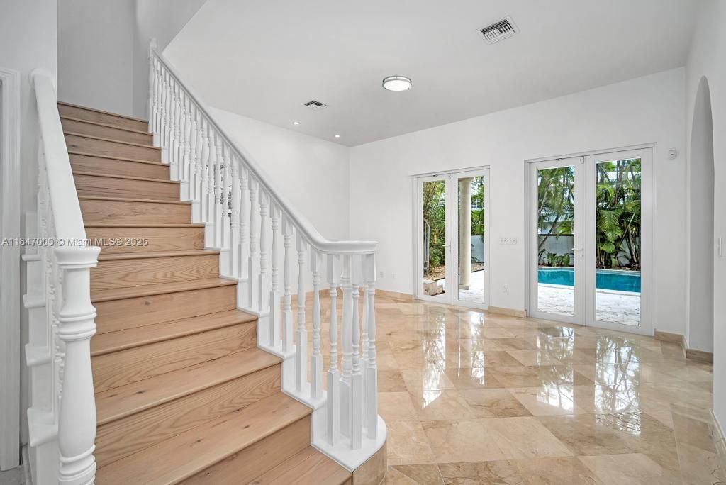 Recientemente alquilado: $13,800 (4 camas, 4 baños, 2689 Pies cuadrados)