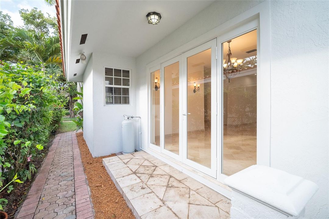 Recientemente alquilado: $13,800 (4 camas, 4 baños, 2689 Pies cuadrados)