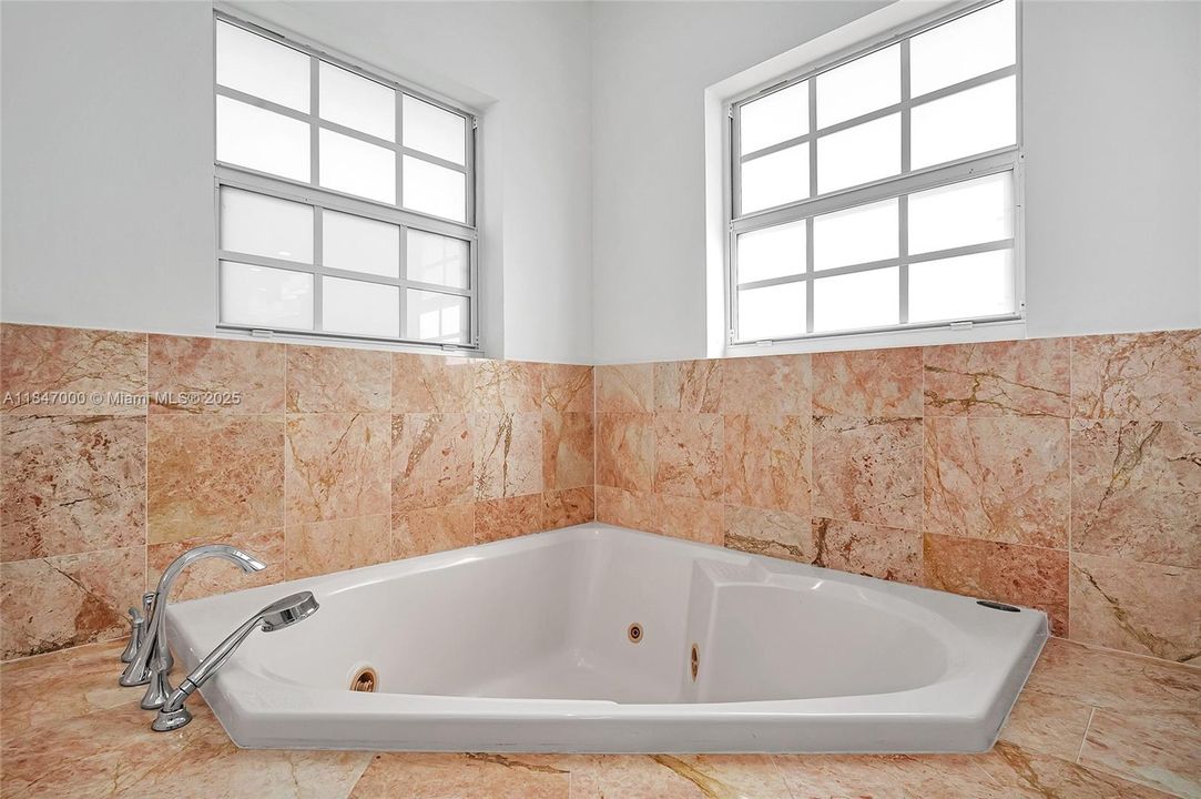 Recientemente alquilado: $13,800 (4 camas, 4 baños, 2689 Pies cuadrados)