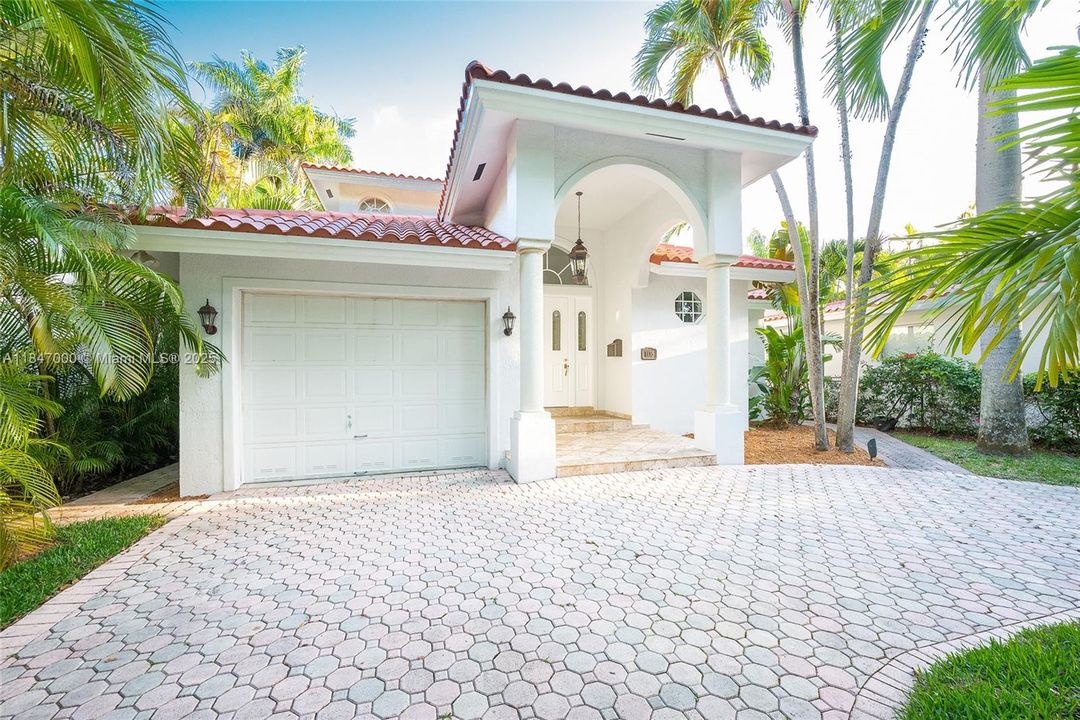 Recientemente alquilado: $13,800 (4 camas, 4 baños, 2689 Pies cuadrados)