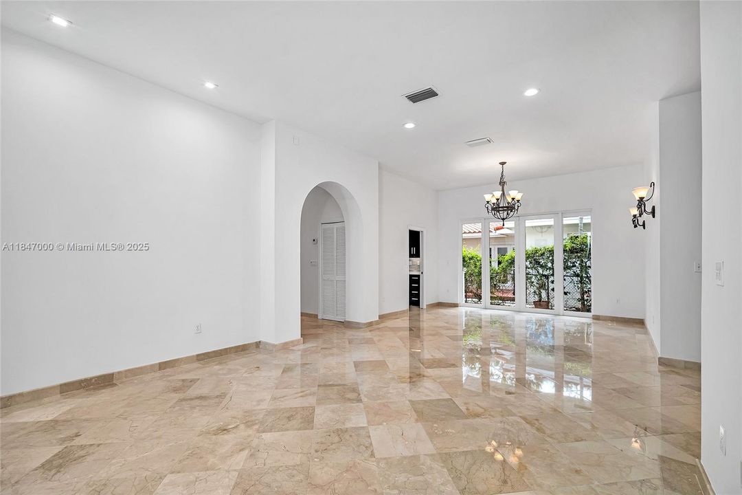 Recientemente alquilado: $13,800 (4 camas, 4 baños, 2689 Pies cuadrados)