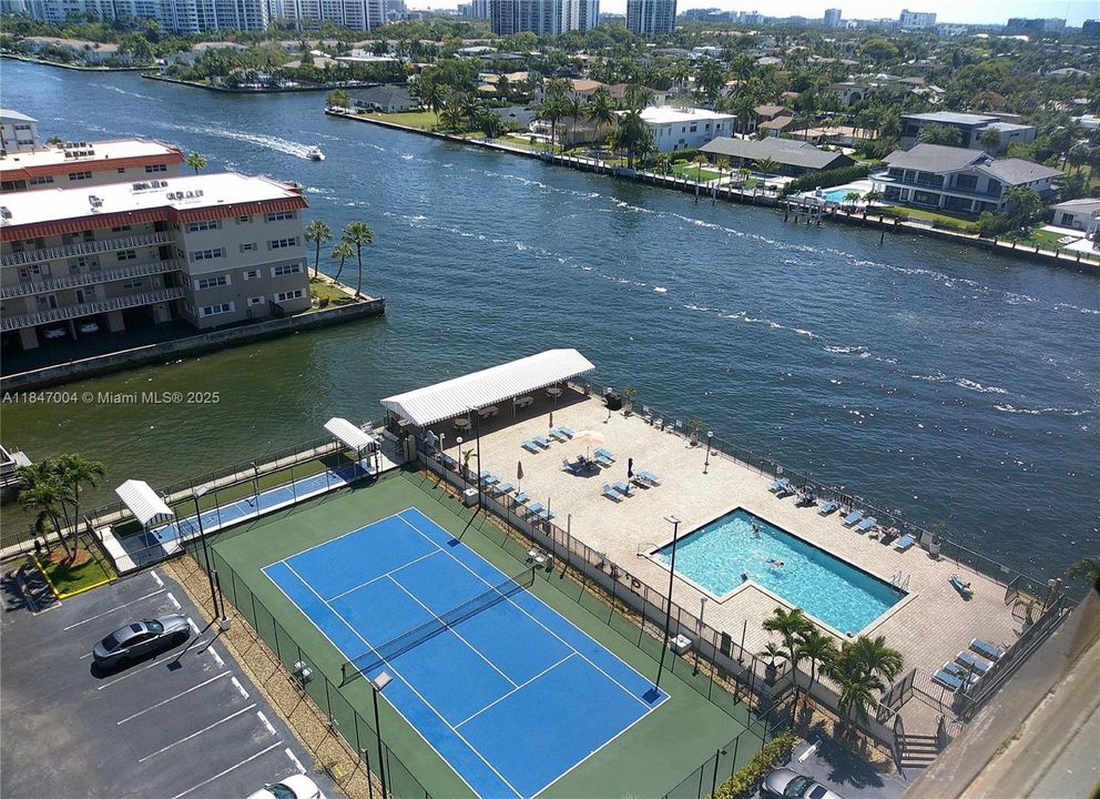 На продажу: $577,000 (2 спален, 2 ванн, 1020 Квадратных фут)