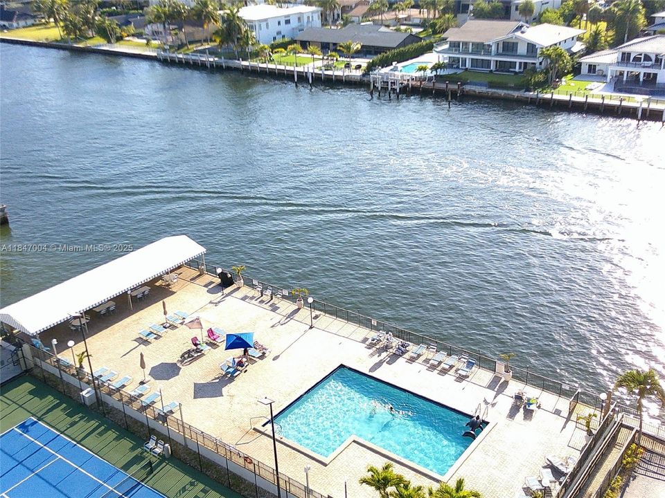 На продажу: $577,000 (2 спален, 2 ванн, 1020 Квадратных фут)