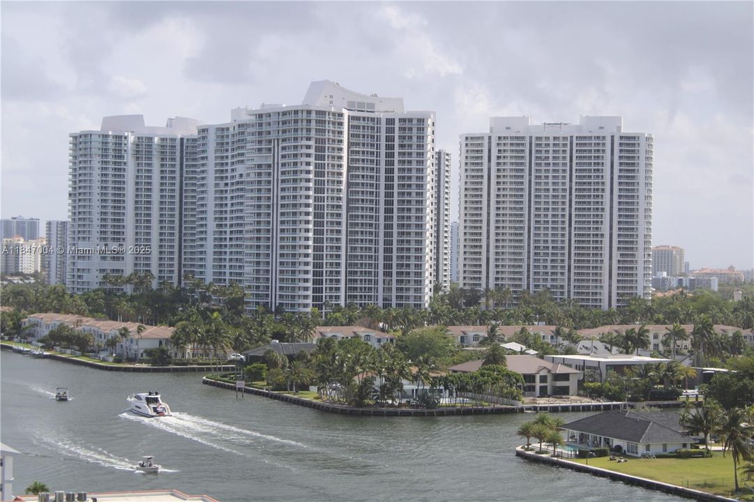 На продажу: $577,000 (2 спален, 2 ванн, 1020 Квадратных фут)