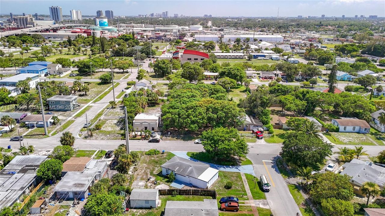 Vendido Recientemente: $369,000 (4 camas, 2 baños, 936 Pies cuadrados)