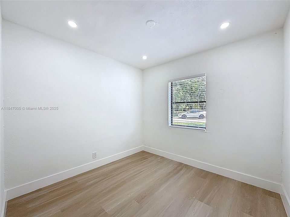 Vendido Recientemente: $369,000 (4 camas, 2 baños, 936 Pies cuadrados)