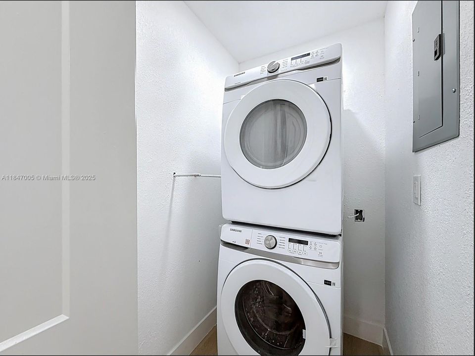 Vendido Recientemente: $369,000 (4 camas, 2 baños, 936 Pies cuadrados)