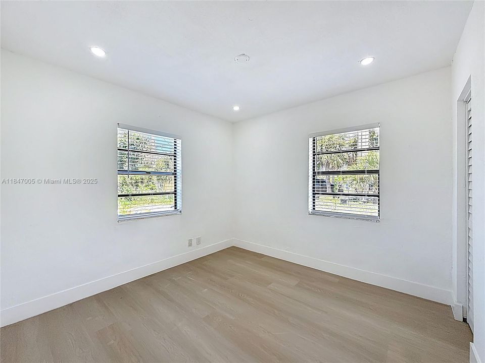 Vendido Recientemente: $369,000 (4 camas, 2 baños, 936 Pies cuadrados)