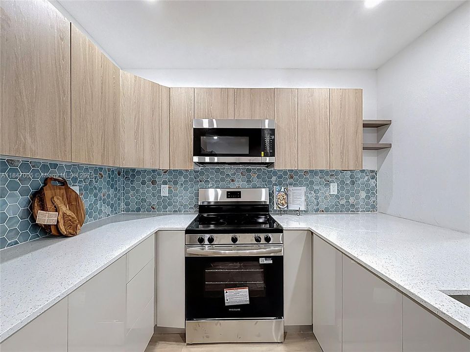 Vendido Recientemente: $369,000 (4 camas, 2 baños, 936 Pies cuadrados)