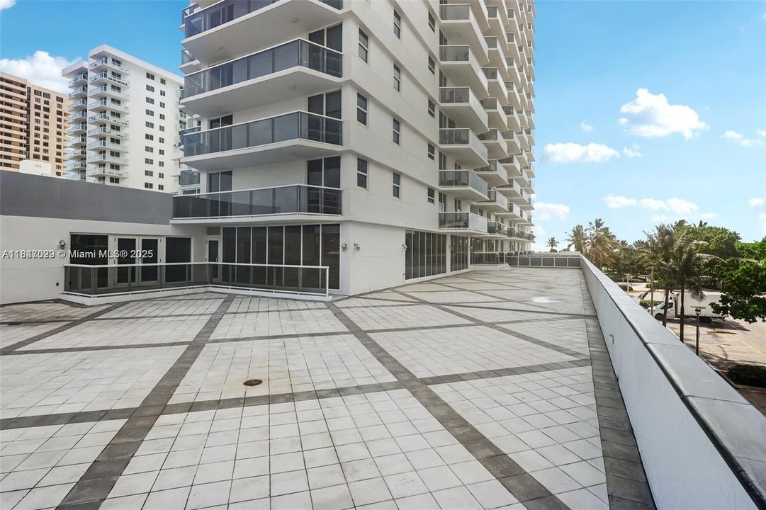 Active With Contract: $750,000 (2 beds, 2 baths, 1368 Square Feet)