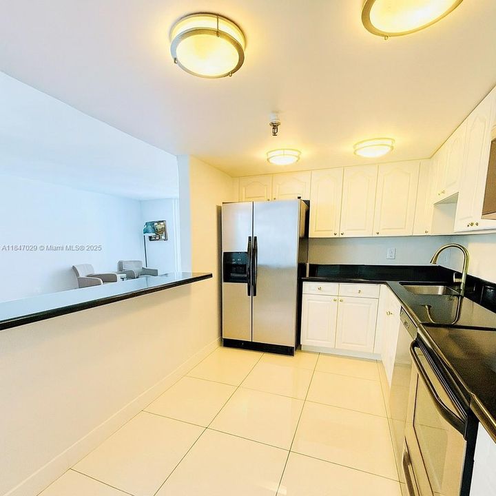 Active With Contract: $750,000 (2 beds, 2 baths, 1368 Square Feet)