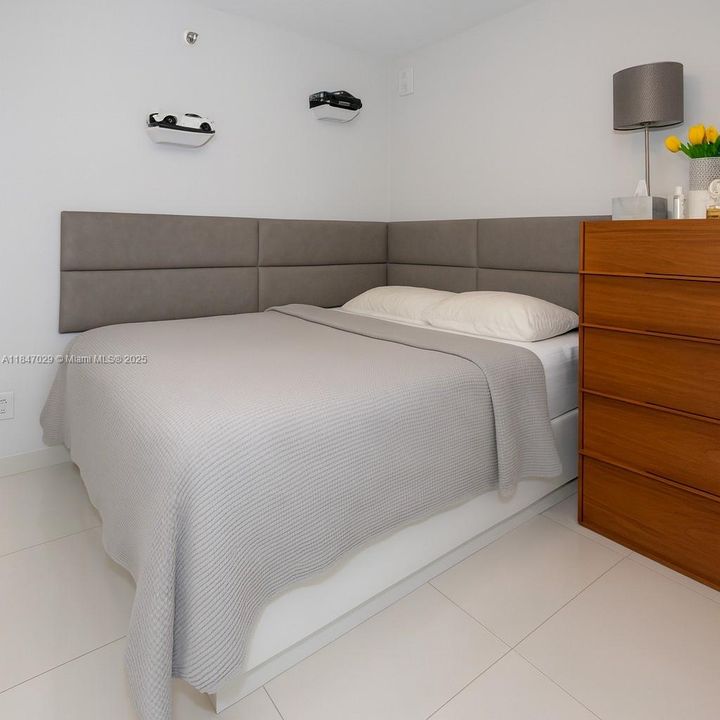 Active With Contract: $750,000 (2 beds, 2 baths, 1368 Square Feet)