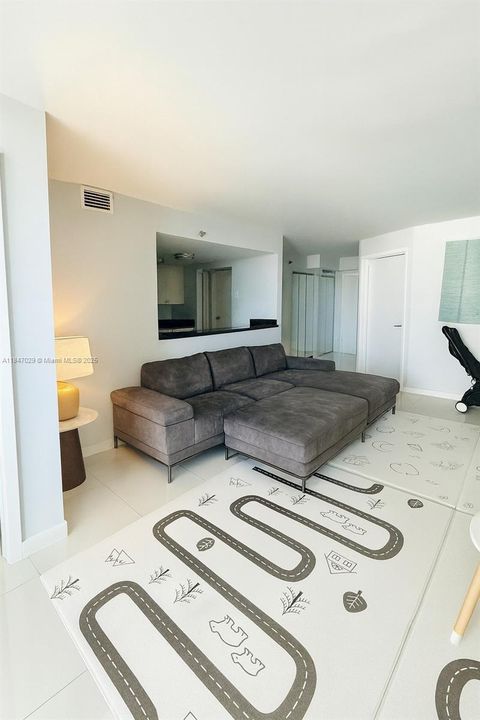 Active With Contract: $750,000 (2 beds, 2 baths, 1368 Square Feet)