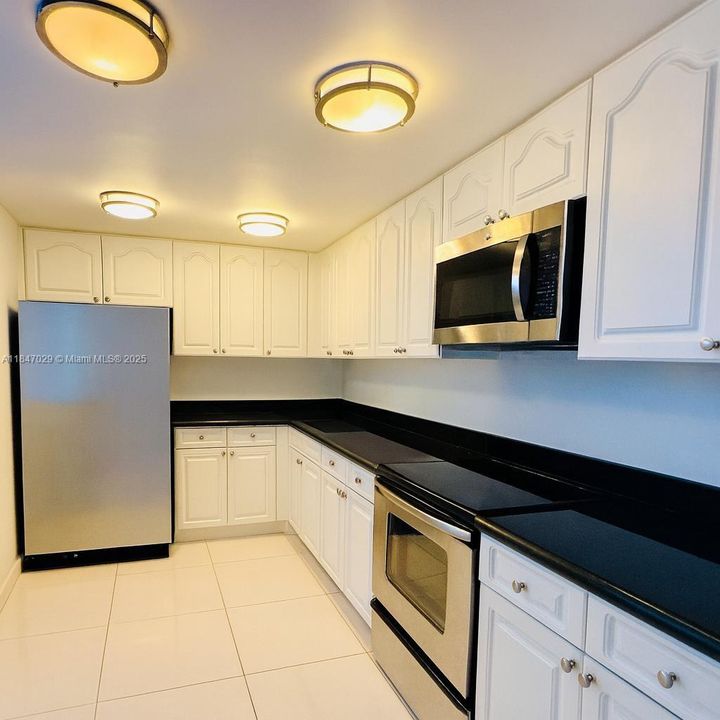 Active With Contract: $750,000 (2 beds, 2 baths, 1368 Square Feet)