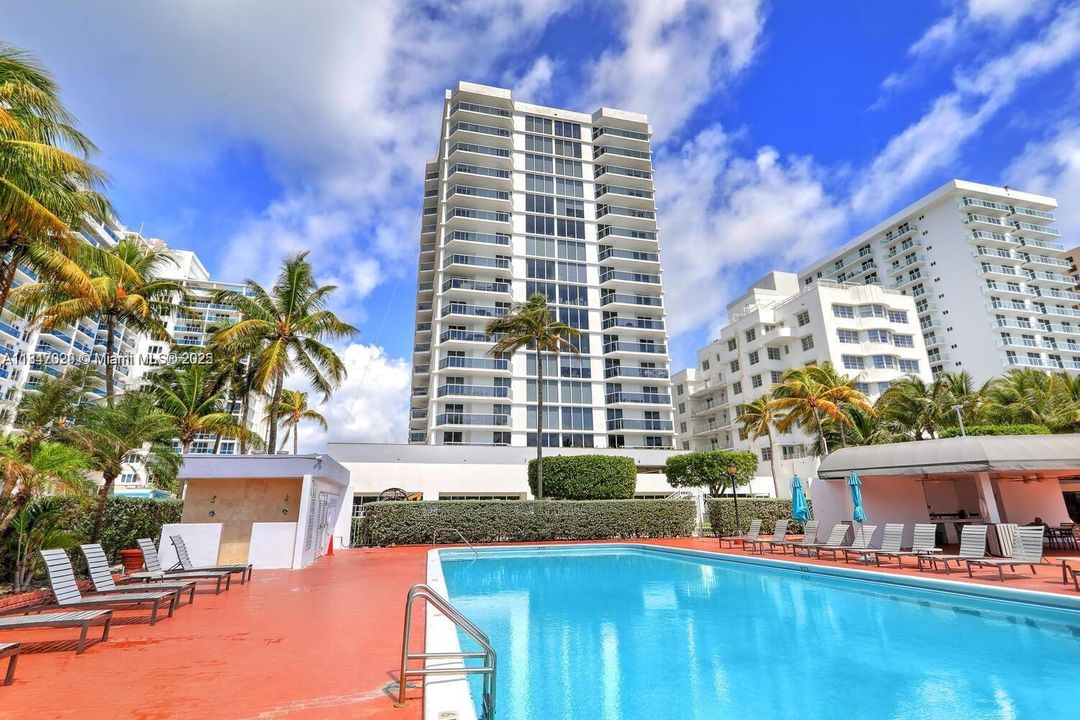 Active With Contract: $750,000 (2 beds, 2 baths, 1368 Square Feet)