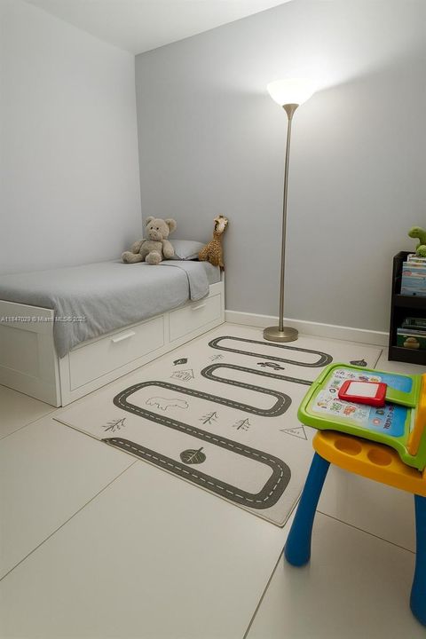 Active With Contract: $750,000 (2 beds, 2 baths, 1368 Square Feet)