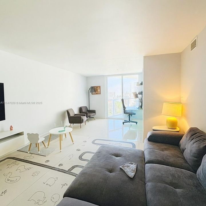 Active With Contract: $750,000 (2 beds, 2 baths, 1368 Square Feet)
