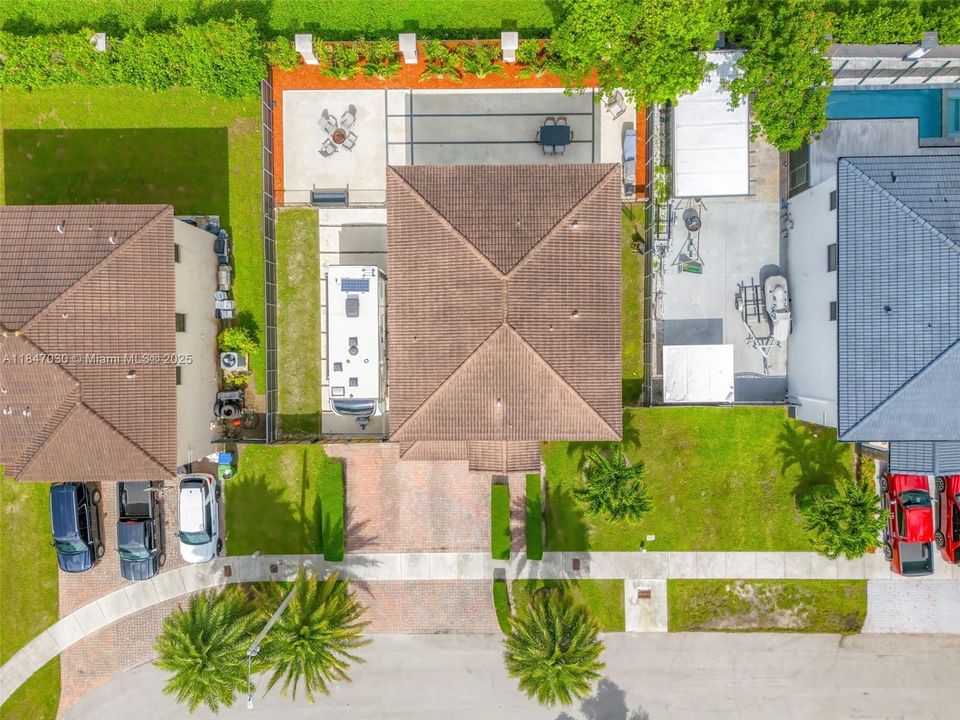 Activo con contrato: $674,900 (5 camas, 4 baños, 2564 Pies cuadrados)