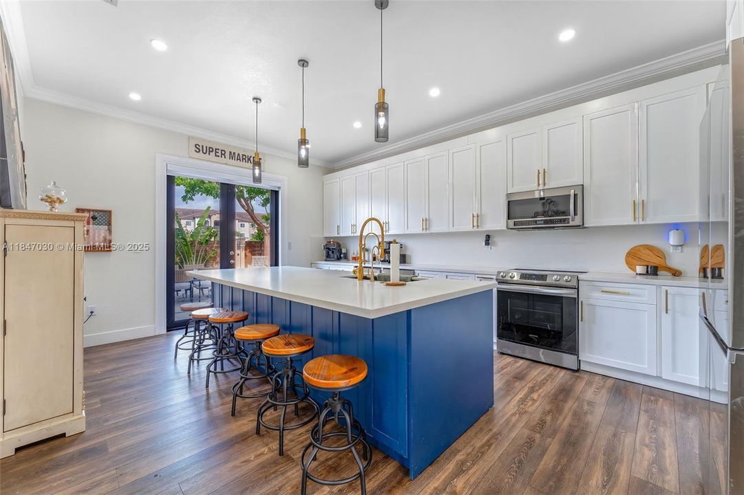 Activo con contrato: $674,900 (5 camas, 4 baños, 2564 Pies cuadrados)