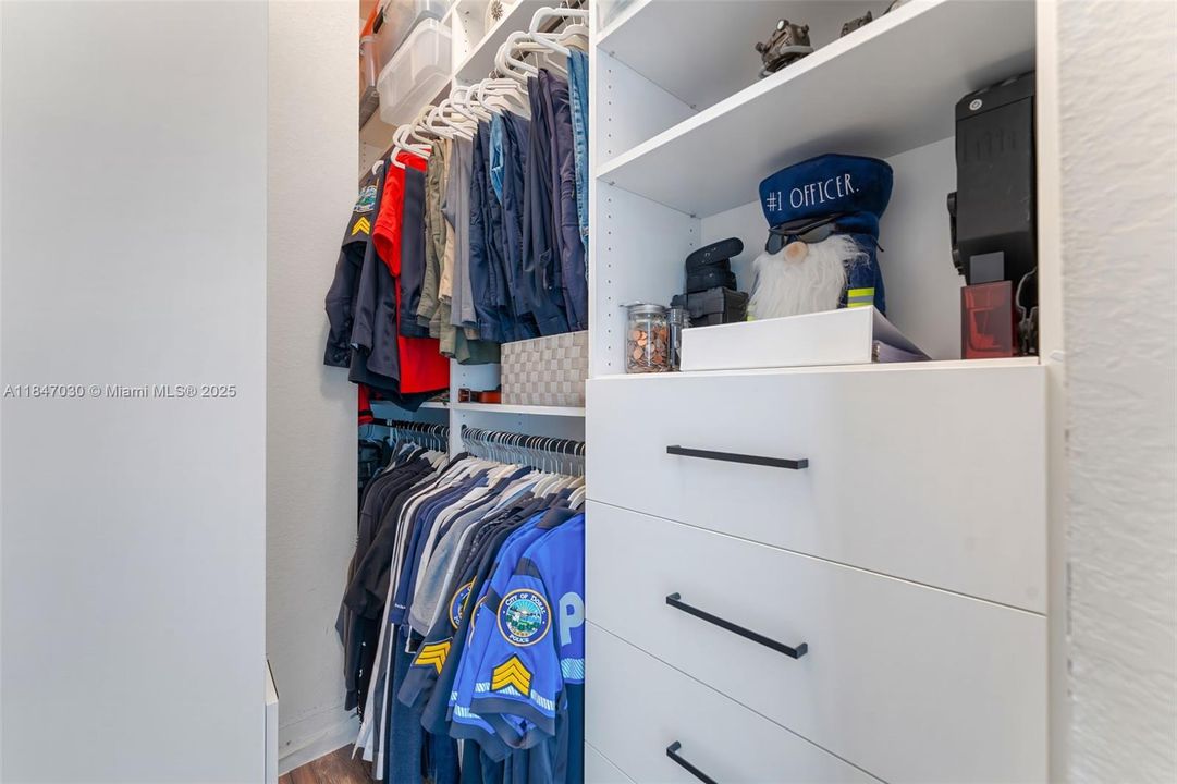 Activo con contrato: $674,900 (5 camas, 4 baños, 2564 Pies cuadrados)