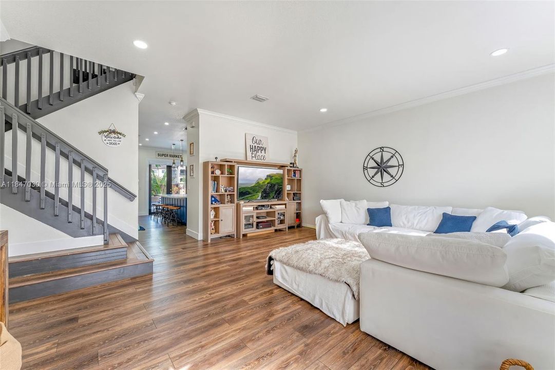 Activo con contrato: $674,900 (5 camas, 4 baños, 2564 Pies cuadrados)