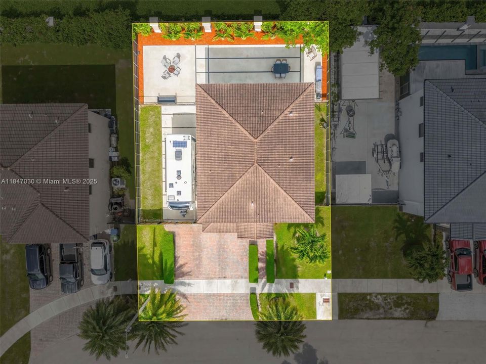 Activo con contrato: $674,900 (5 camas, 4 baños, 2564 Pies cuadrados)