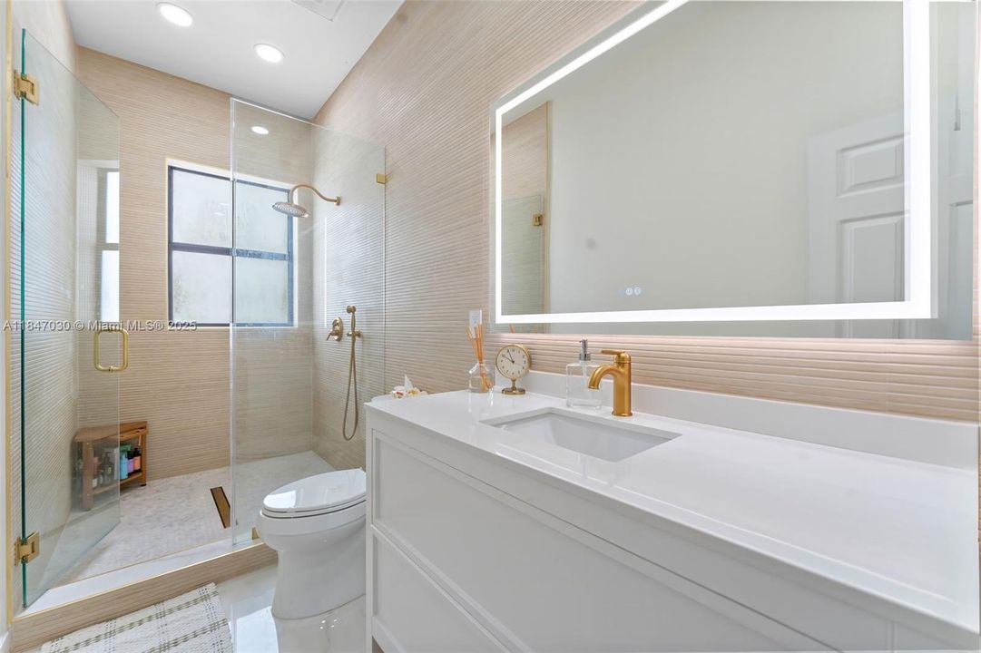 Activo con contrato: $674,900 (5 camas, 4 baños, 2564 Pies cuadrados)