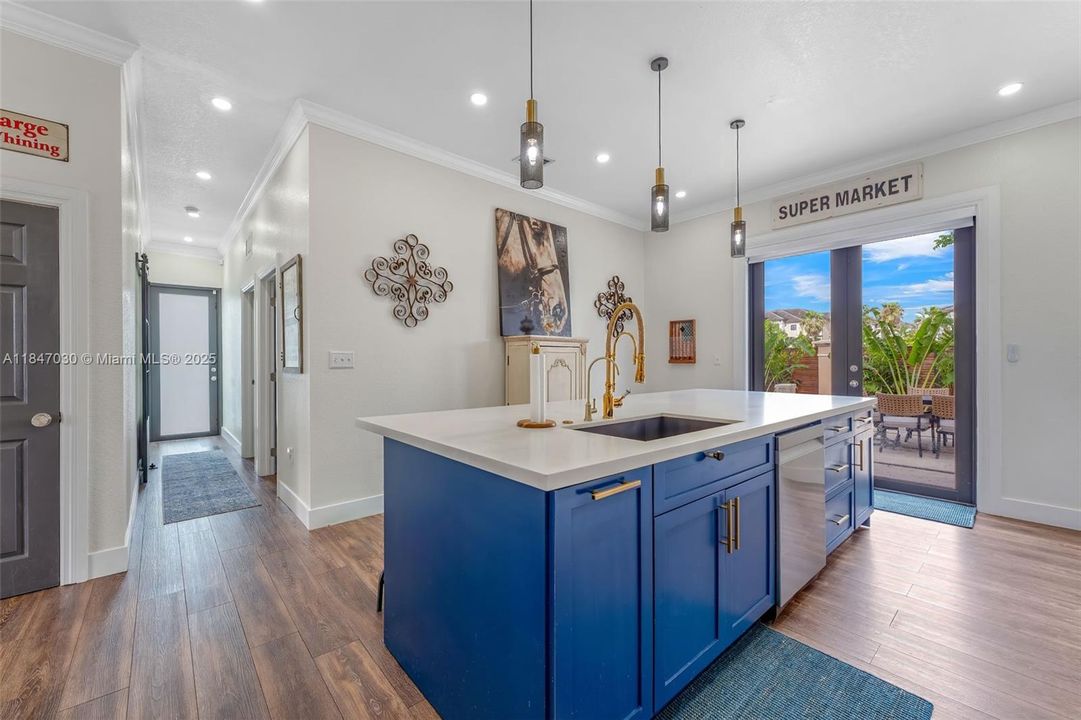 Activo con contrato: $674,900 (5 camas, 4 baños, 2564 Pies cuadrados)